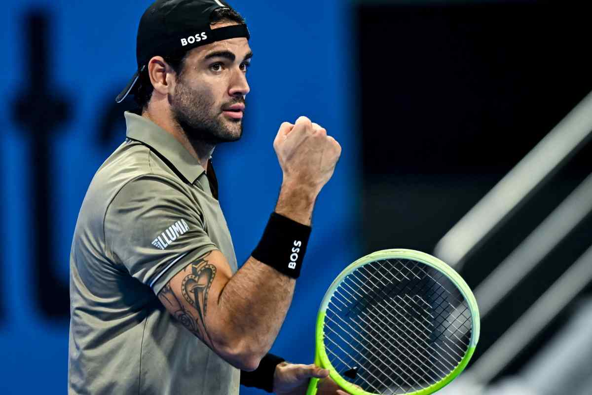 Berrettini esulta mostrando il pugno