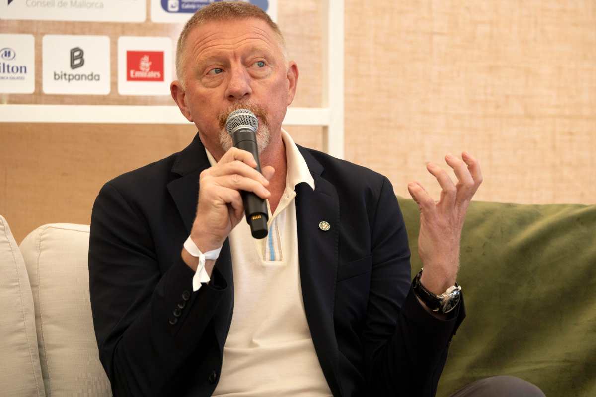 Boris Becker parla con un microfono