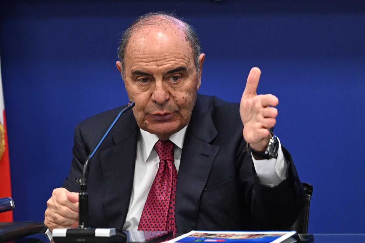 Bruno Vesta gesticola mentre parla attraverso un microfono