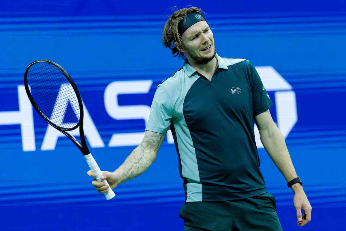 Bublik in campo con espressione sconsolata