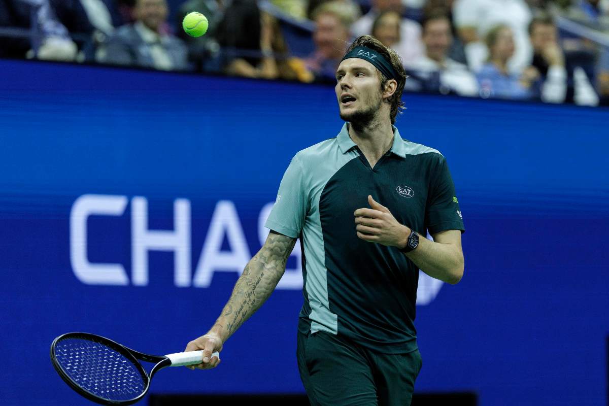 Bublik in campo si appresta a lanciare una pallina