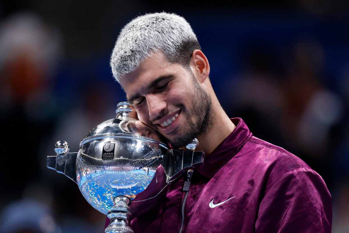 Alcaraz con il trofeo a Toyko