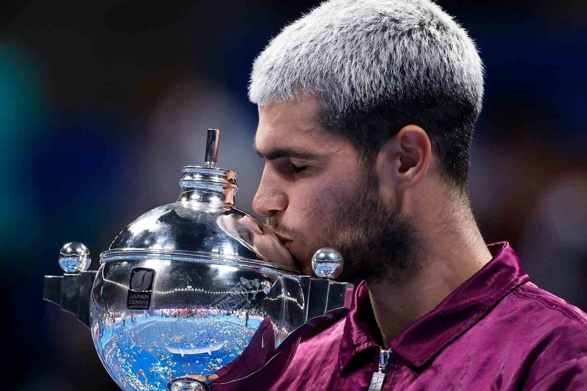 Carlos Alcaraz bacia il trofeo