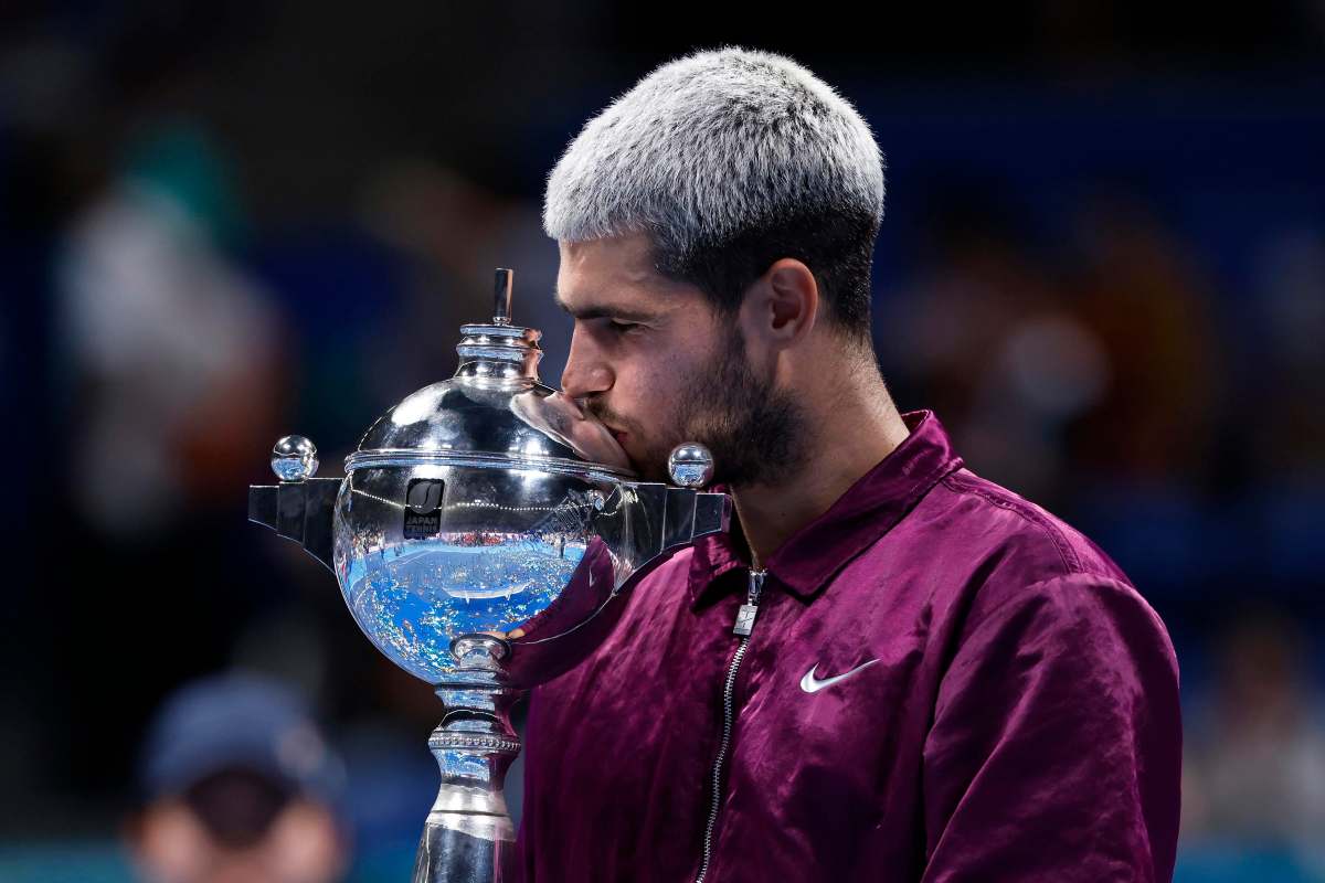 Carlos Alcaraz bacia il trofeo di Tokyo