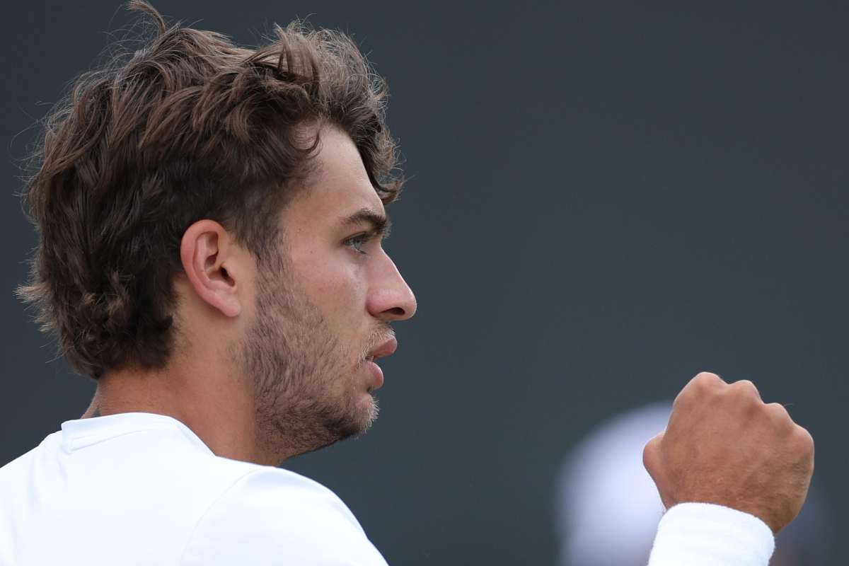 Flavio Cobolli immortalato di profilo durante una partita