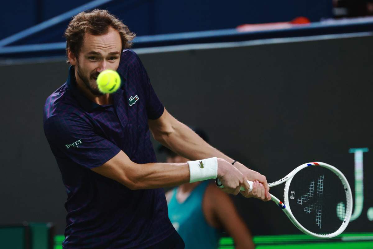 Medvedev colpisce di rovescio