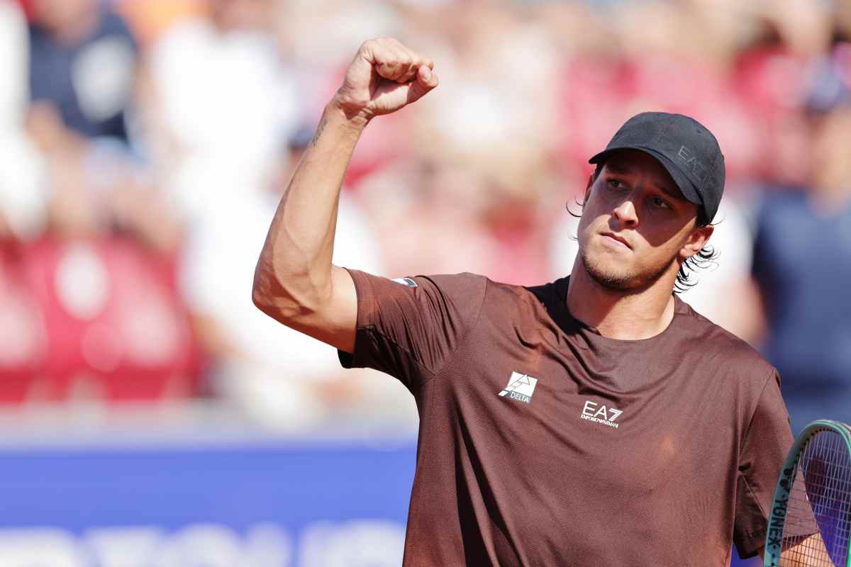 Luciano Darderi festeggia la vittoria alzando il pugno al cielo