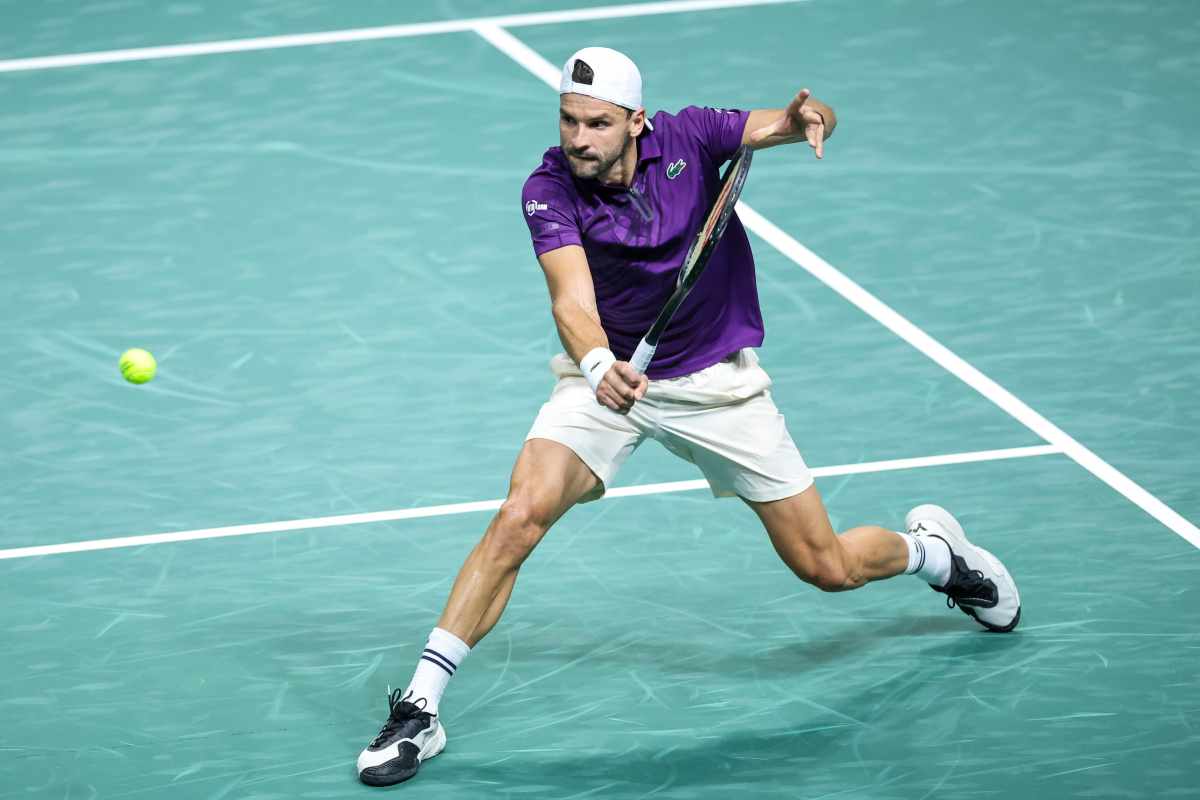 Dimitrov in azione con il rovescio al Rolex Paris Masters 