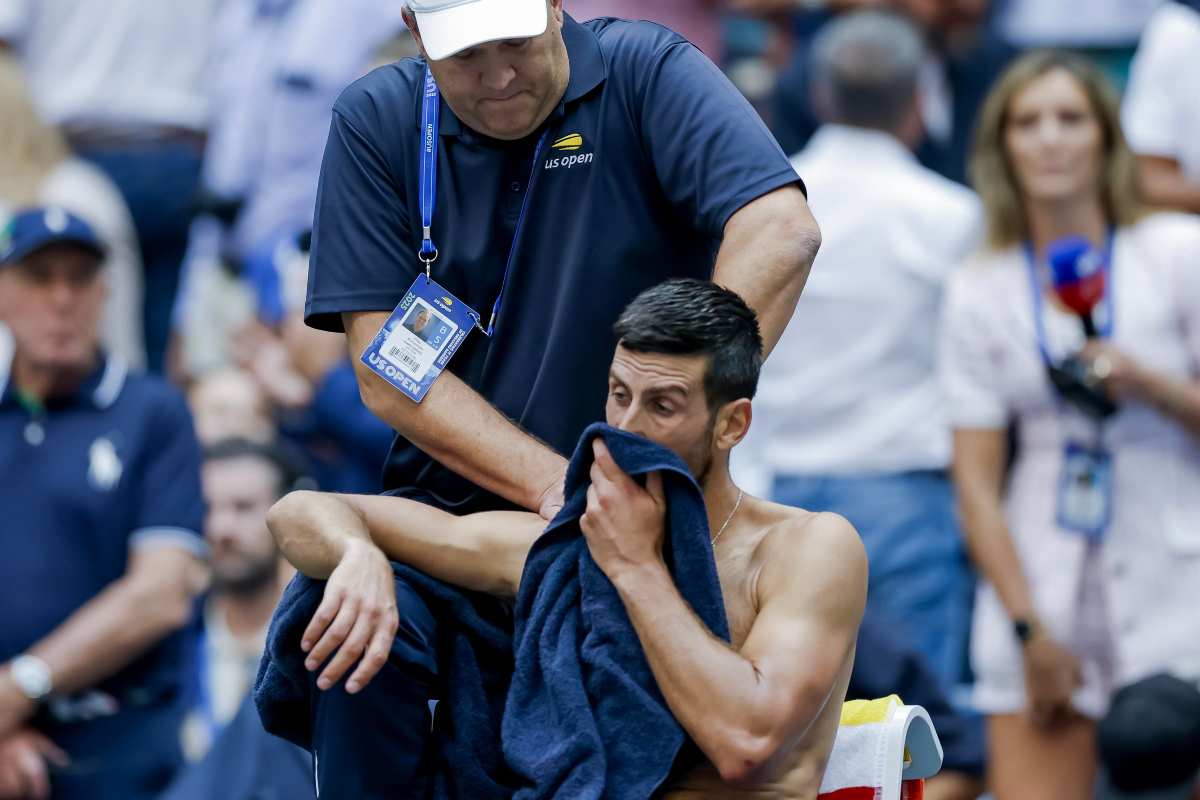 Djokovic con il fisioterapista in campo