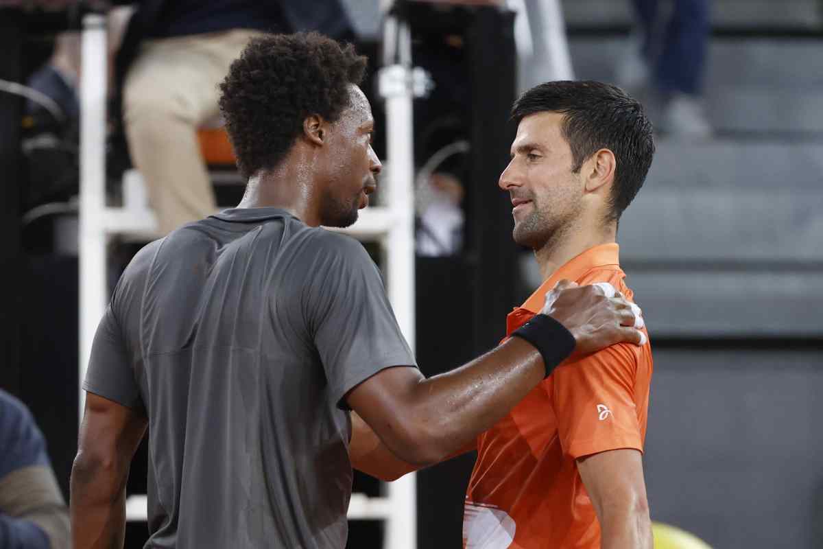 Novak Djokovic e Gael Monfils si abbracciano dopo un match
