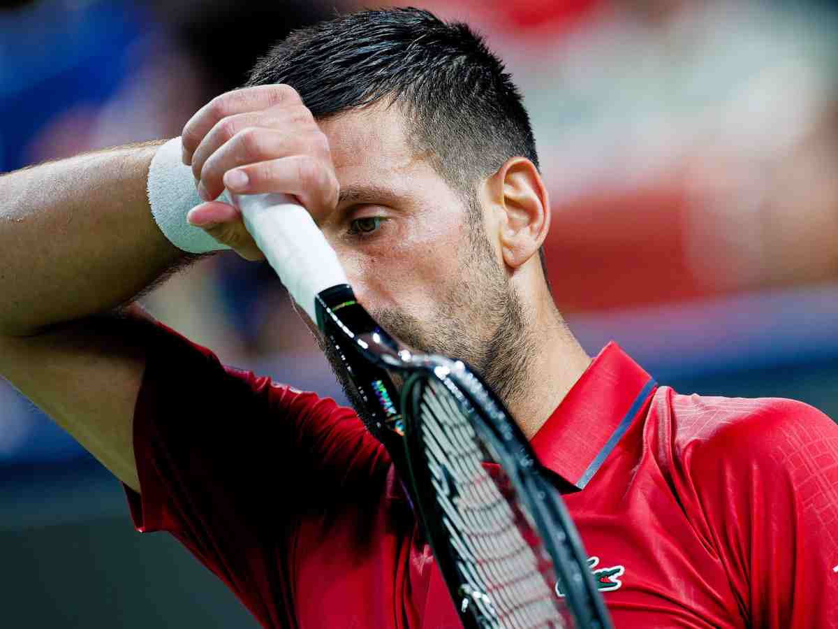 Djokovic si asciuga il sudore sofferente