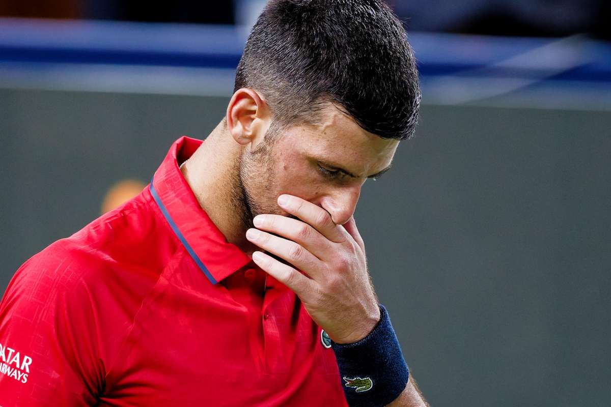 Djokovic si porta la mano alla bocca sofferente