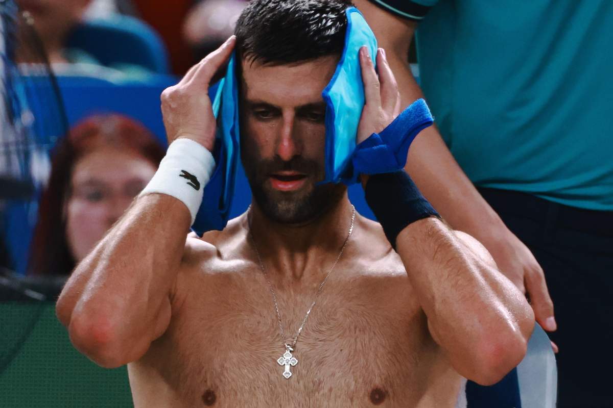 Djokovic, senza maglietta, si rinfresca la testa con due borse di ghiaccio