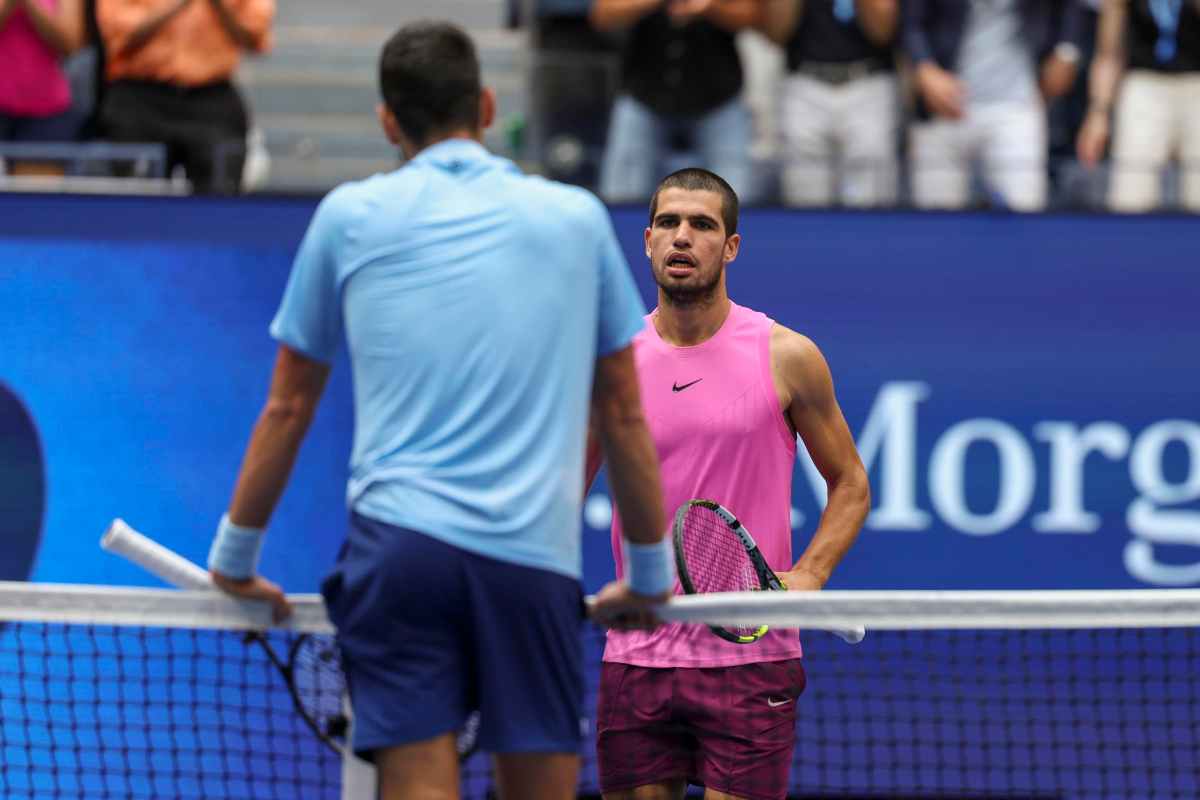 Djokovic aspetta Alcaraz a rete per il saluto di fine match