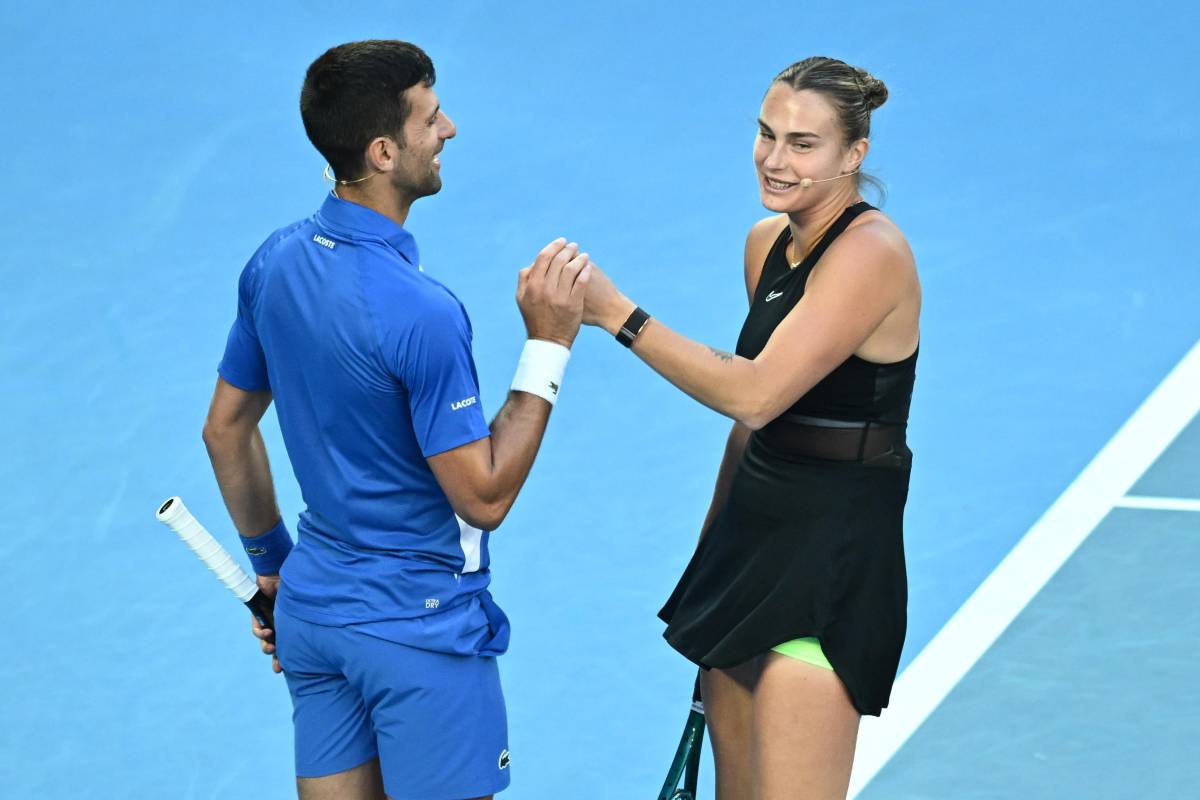 Djokovic e Sabalenka si scambiano sorrisi in campo durante un match amichevole
