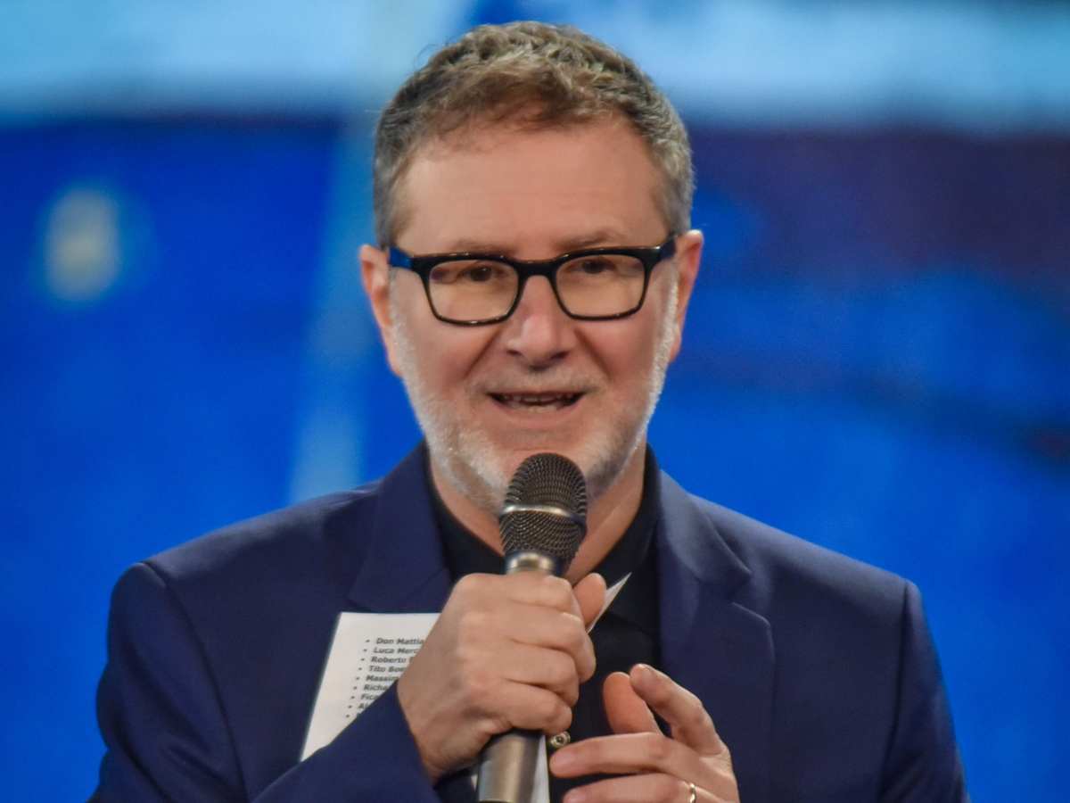 Primo piano di Fabio Fazio che parla al microfono