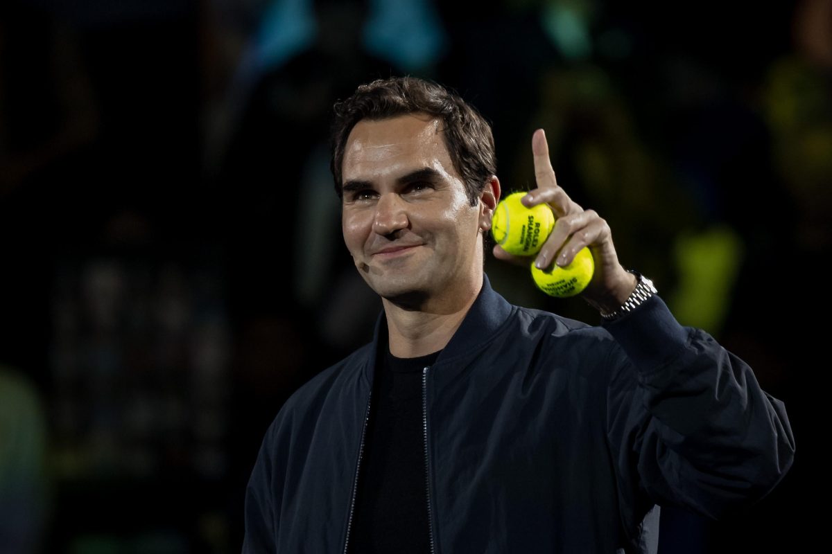 Roger Federer con due palline in mano