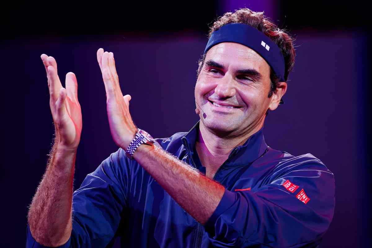 Federer applaude sorridente e visibilmente emozionato