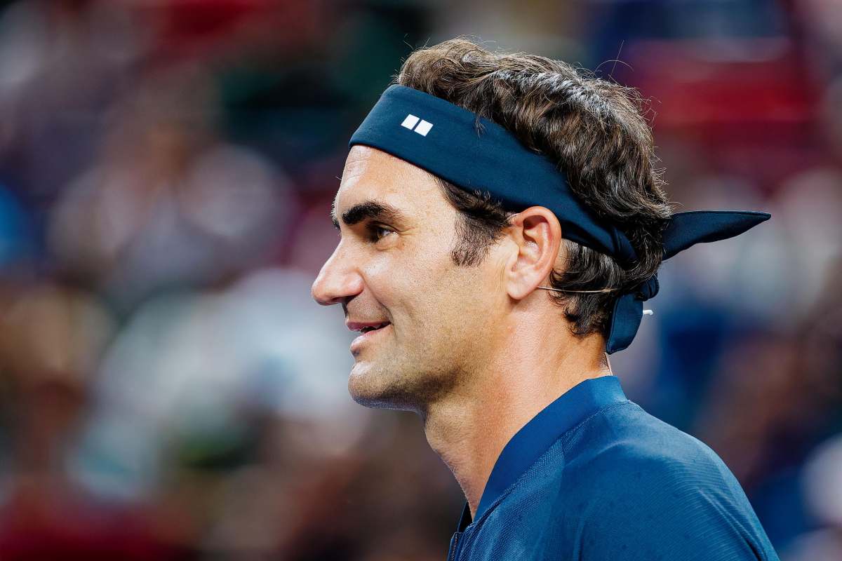 Primo piano di Roger Federer di profilo