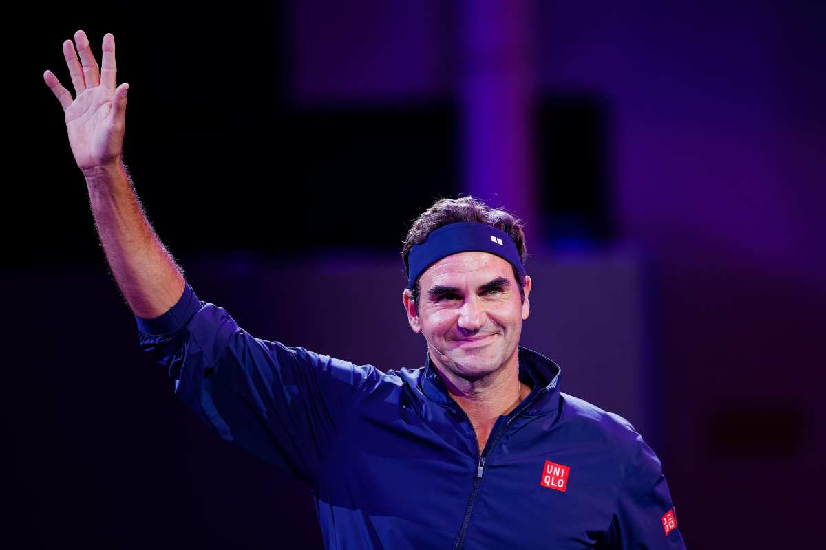 Roger Federer saluta il pubblico di Shanghai emozionato durante il match di esibizione