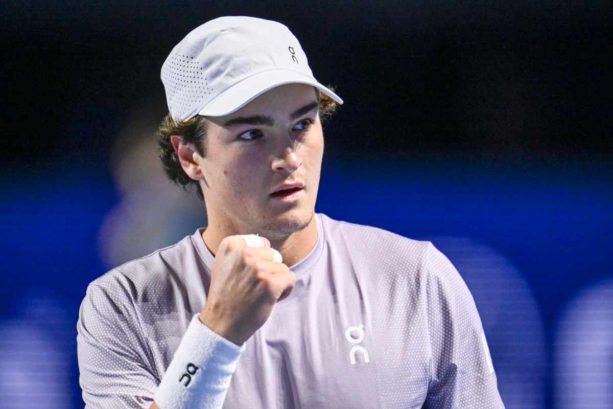 Primo piano di Joao Fonseca che mostra il pugno al suo angolo