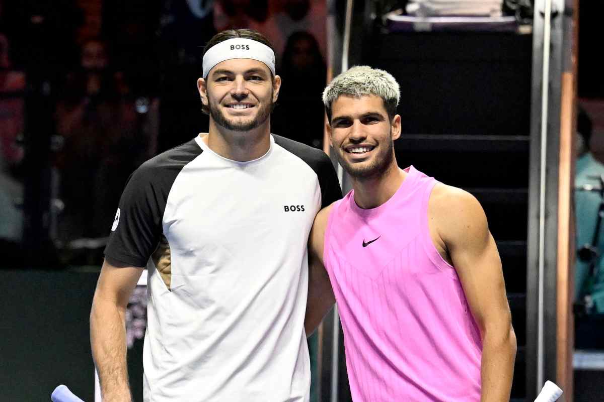 Taylor Fritz e Carlos Alcaraz posano sorridenti per una foto prima della partita