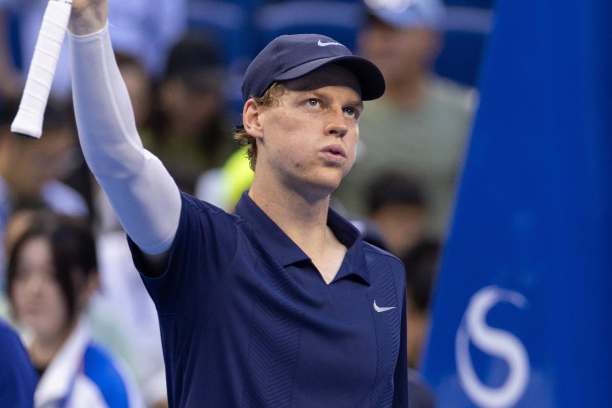 Jannik Sinner sbuffa ed esulta