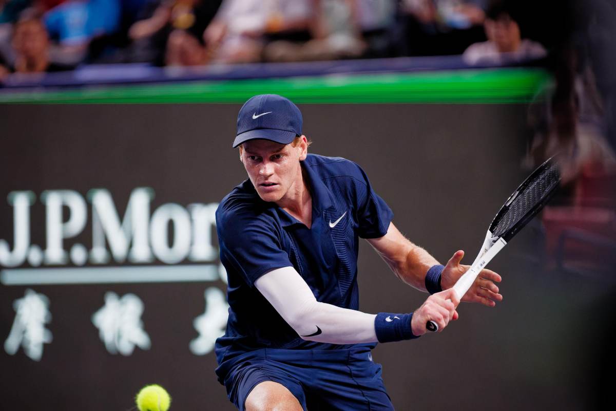 Jannik Sinner in azione con il rovescio