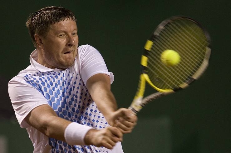 Kafelnikov colpisce con il rovescio