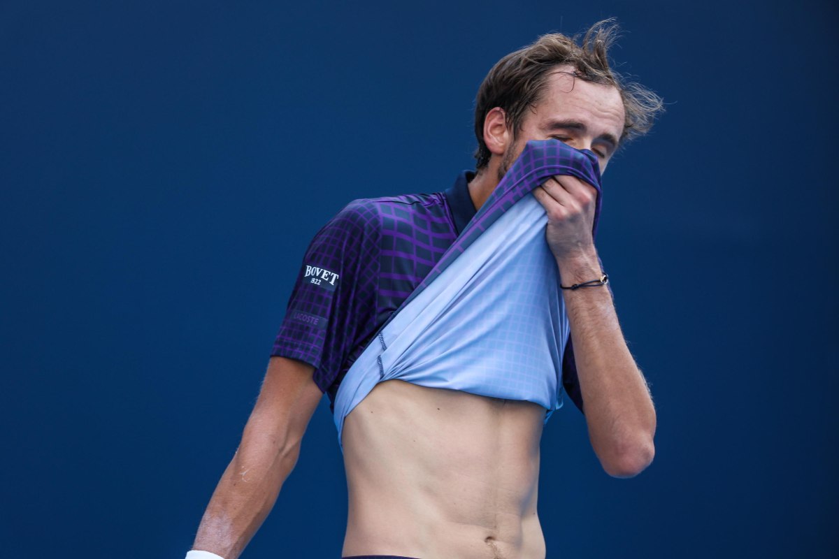 Medvedev si asciuga il sudore in faccia con la maglietta