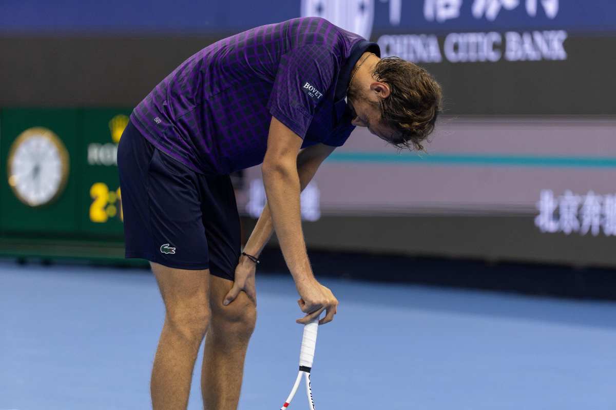 Medvedev si appoggia a testa bassa sulla racchetta