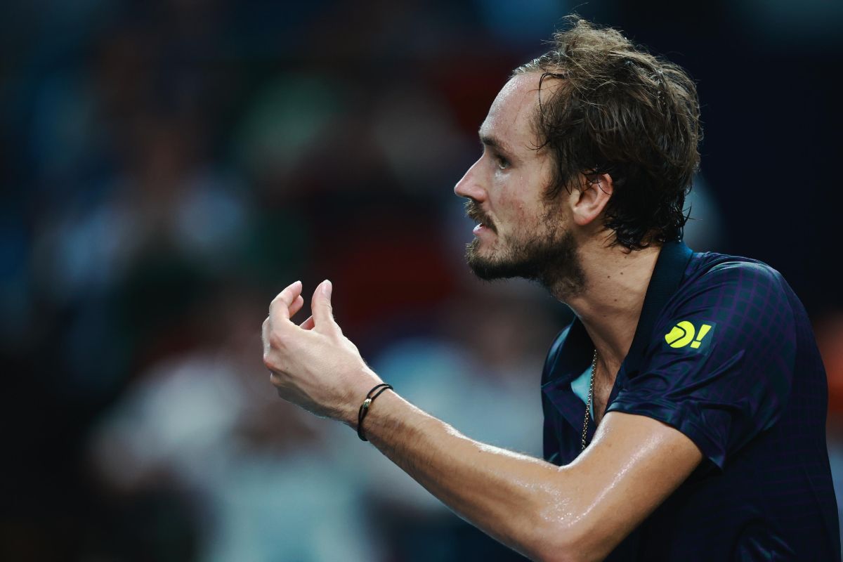 Medvedev fa un gesto di stizza in campo