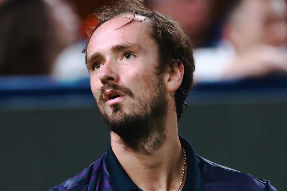 Primo piano di Medvedev con espressione sconsolata