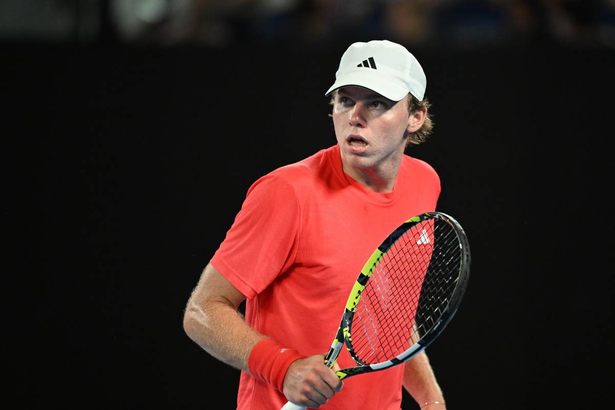 Alex Michelsen imbraccia la racchetta durante una partita