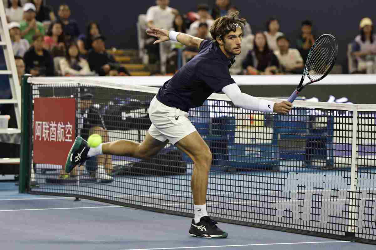 Musetti colpisce al volo