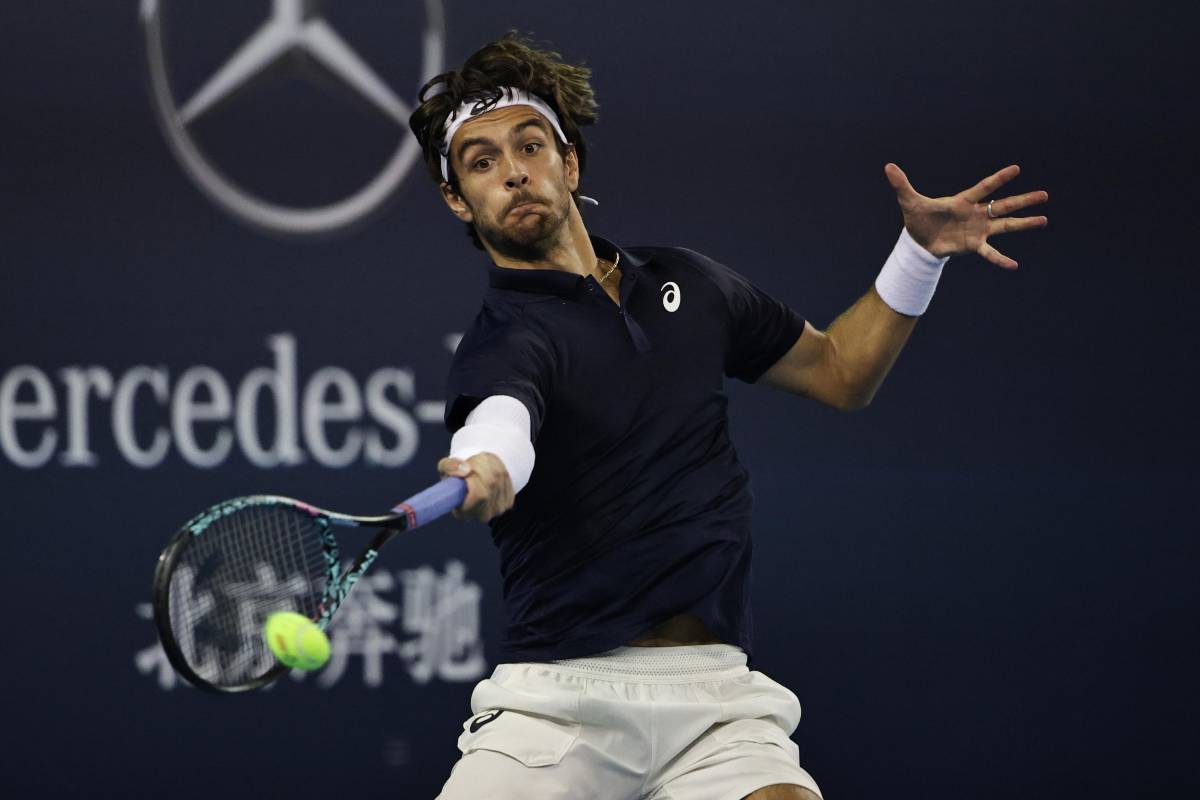 Musetti in azione con il dritto al torneo di Pechino