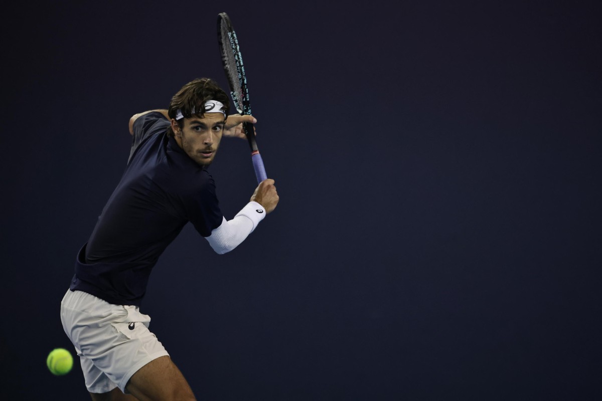 Musetti in azione con il rovescio al torneo di Pechino