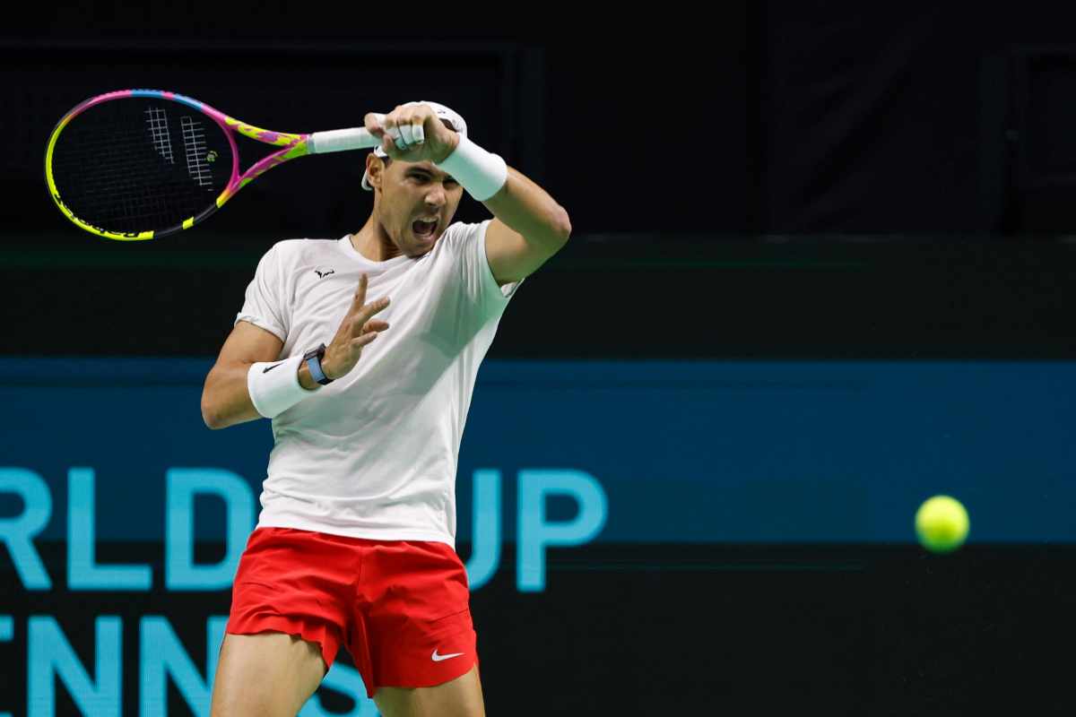 Nadal in campo colpisce di dritto