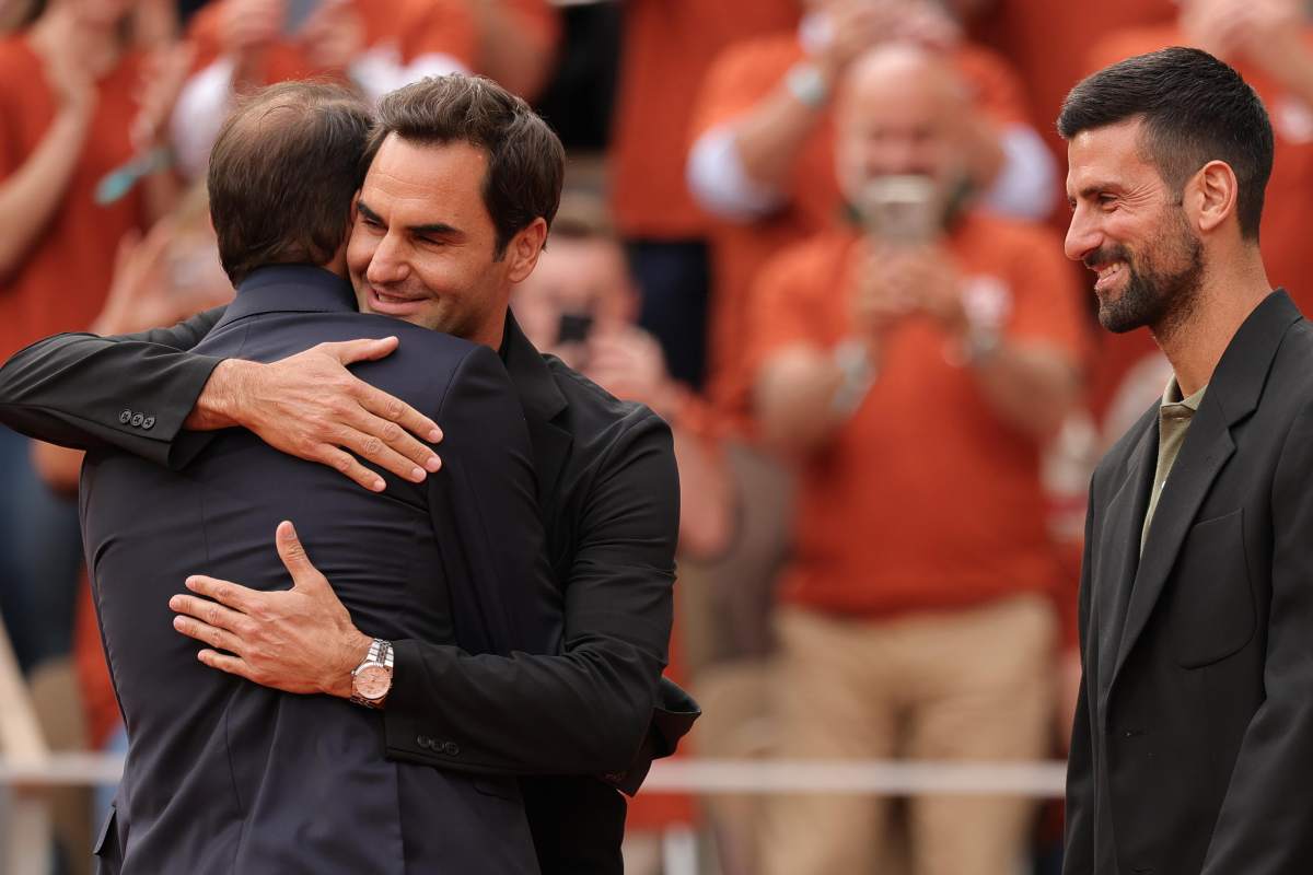 Nadal e Federer si abbracciano mentre Djokovic li guarda sorridente