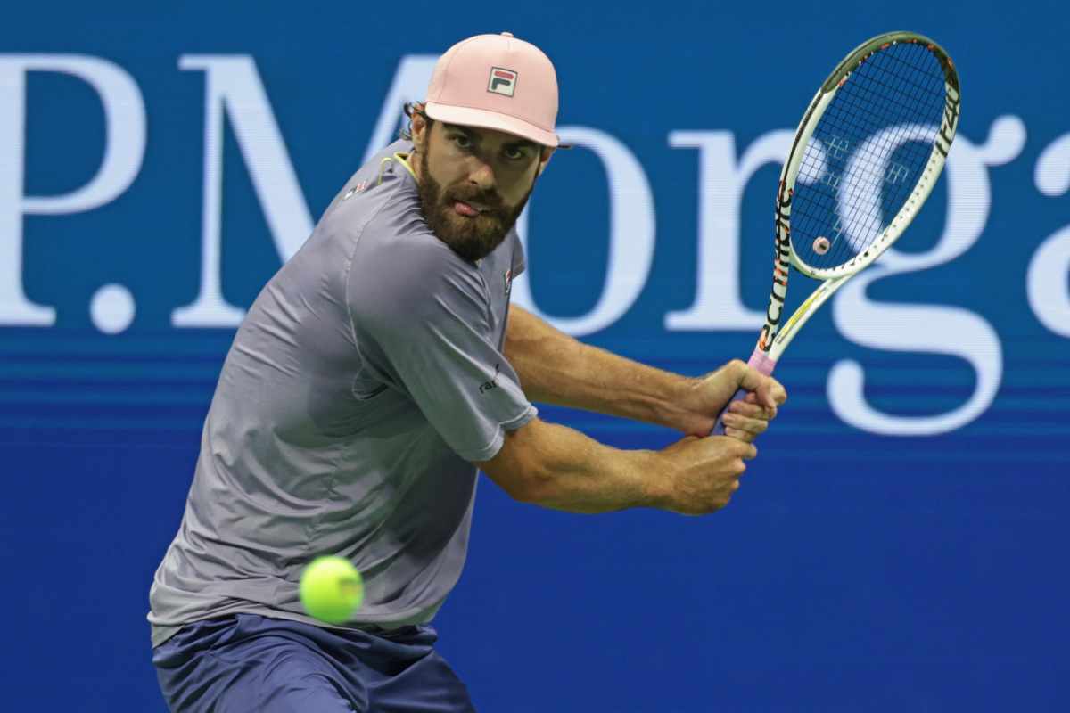 Opelka si prepara a colpire con il rovescio