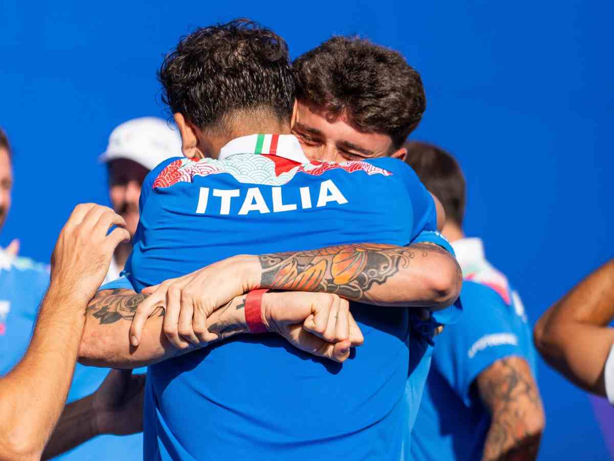 Due giocatori della Nazionale italiana di Padel che si abbracciano