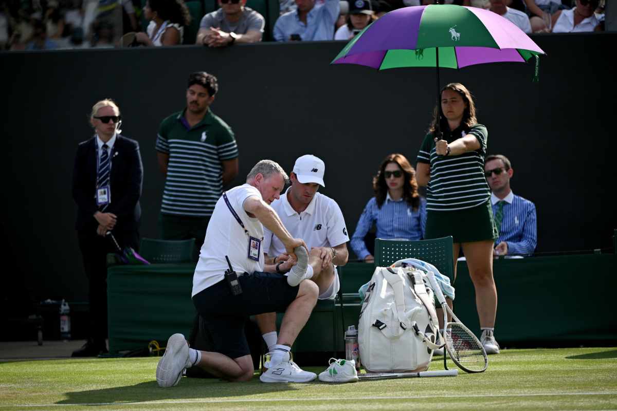 Tommy Paul si fa curare il piede durante un match
