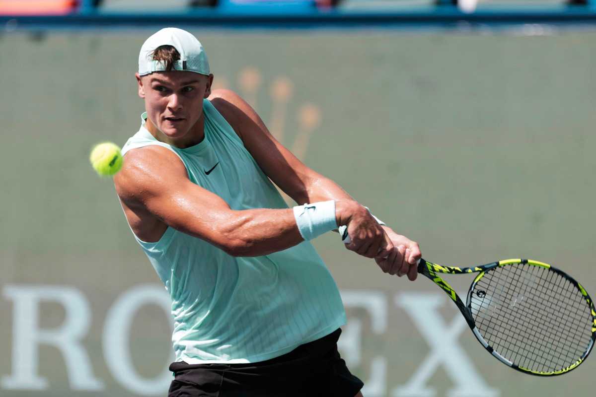 Holger Rune si prepara a colpire con il rovescip