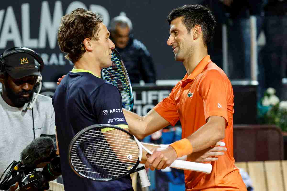 Ruud e Djokovic si salutano sorridenti a fine partita