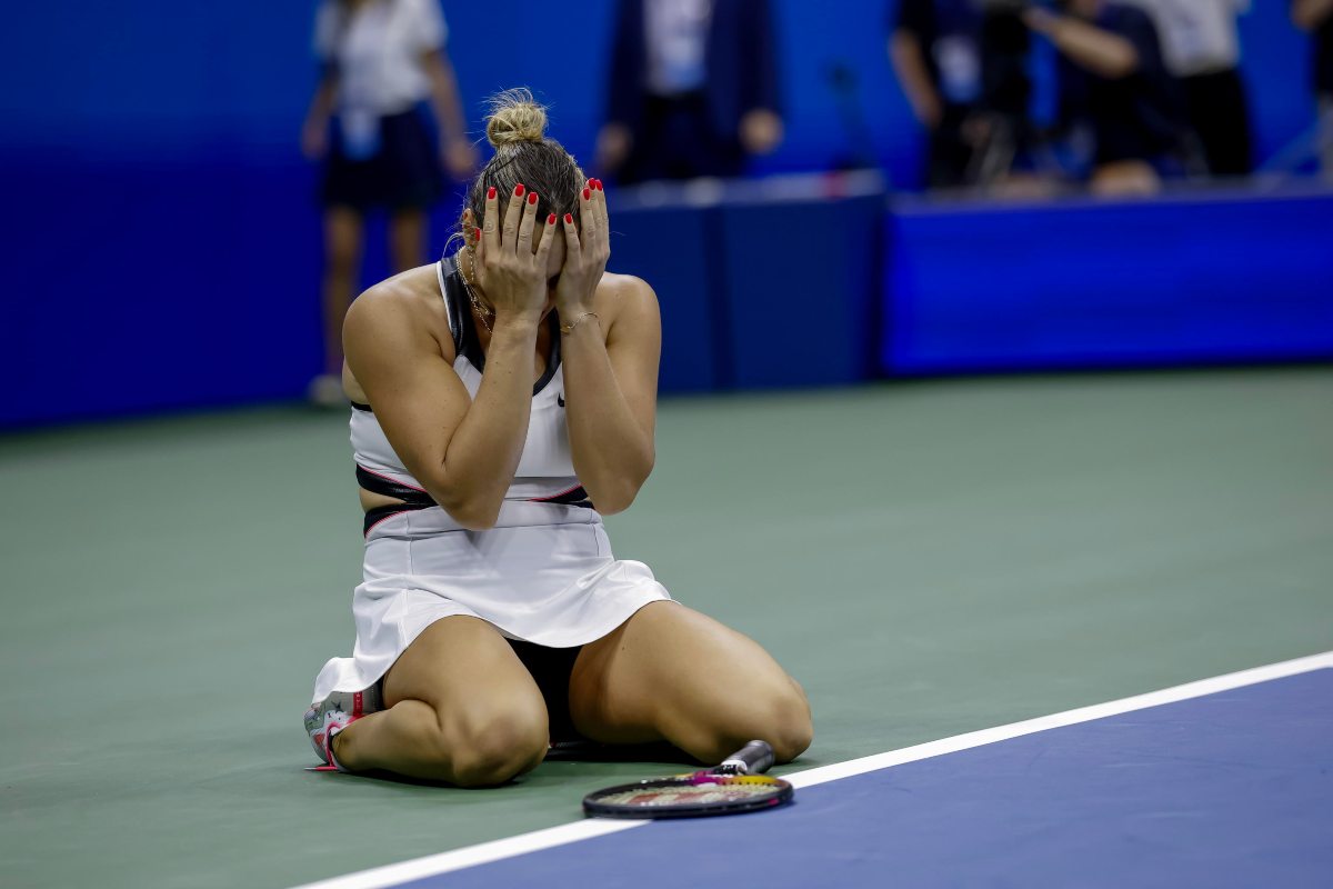Sabalenka piange in ginocchio