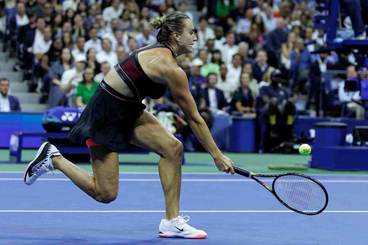 Sabalenka corre verso la pallina durante una partita allo US Open
