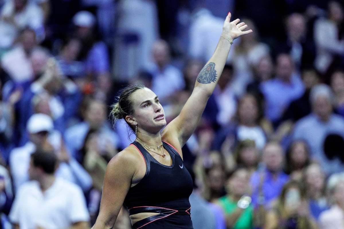Sabalenka saluta il pubblico dello US Open alzando in alto la mano