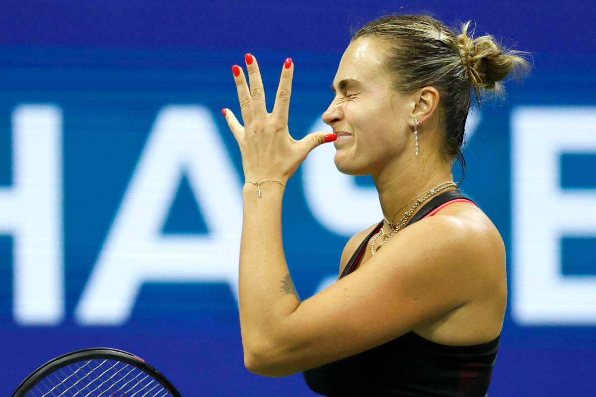 Aryna Sabalenka fa un cenno di stizza in campo