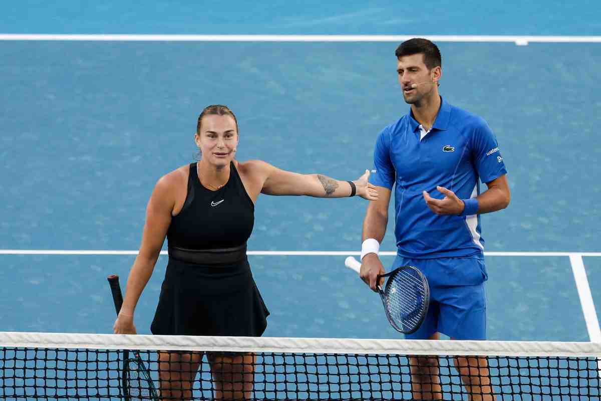 Sabalenka e Djokovic in campo durante un match di doppio