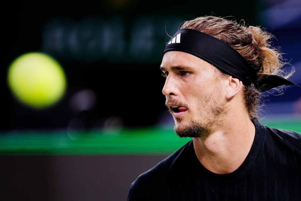 Zverev pensieroso in campo